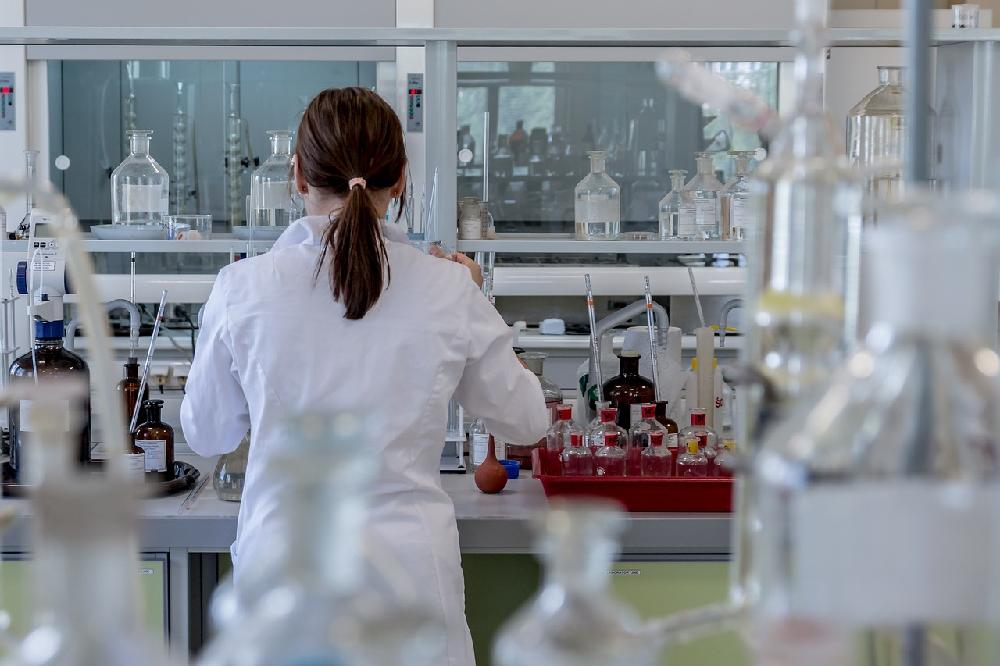 Prywatnie czy państwowo – gdzie lepiej wykonać badania laboratoryjne?